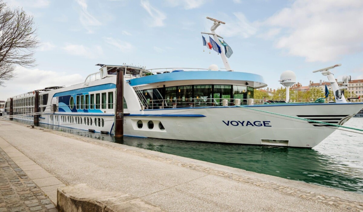 Whitestar-Viva-voyage-exterior-docked